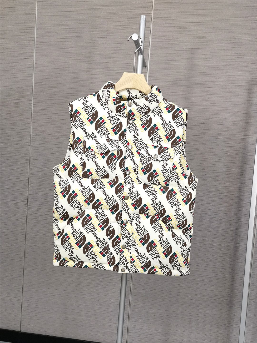 The North Face x Gucci White Diagonal Logo-Print Quilted Vest — front