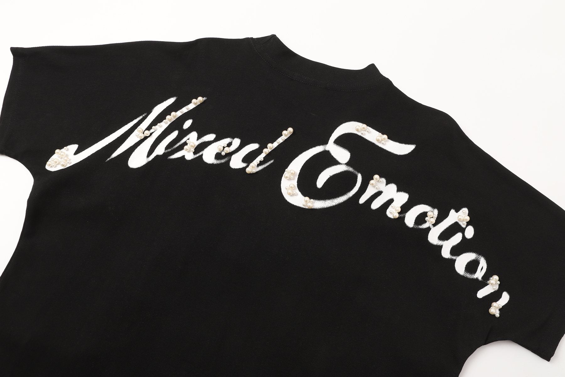 MIXED EMOTION Pearl Script Graphic T-Shirt — detail