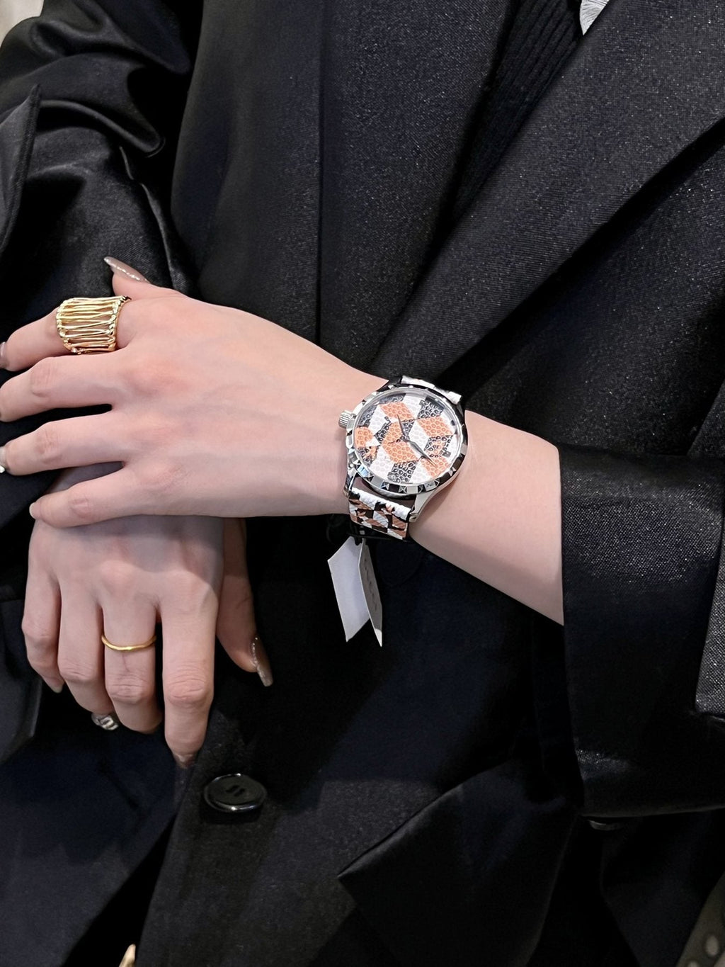 Gucci Geometric-Pattern Watch — model
