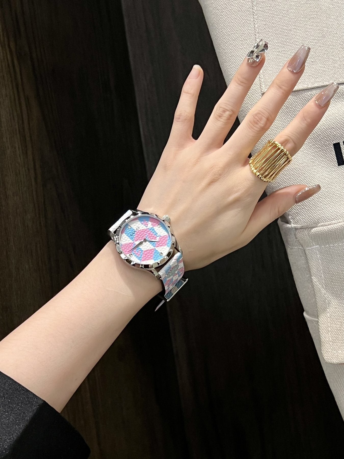 Gucci Patterned Strap Watch — model