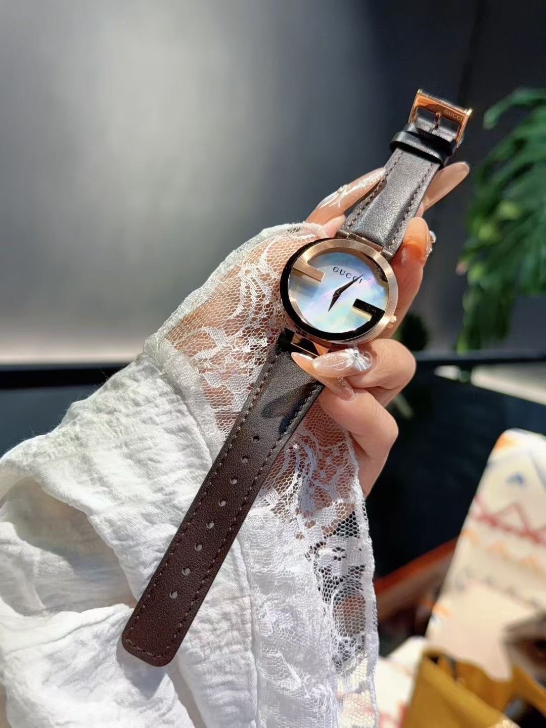 Gucci Brown Leather Strap Watch — model