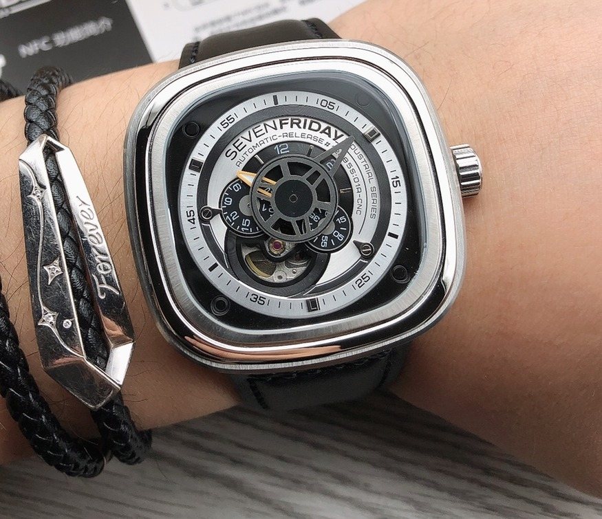 SEVENFRIDAY Black Strap Watch — model